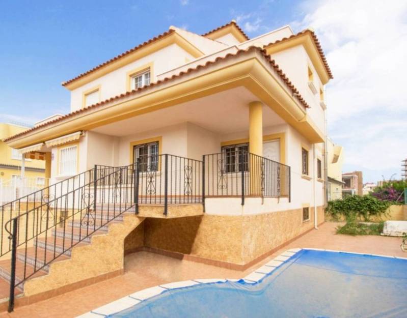 Villa à vendre dans Torrevieja, Alicante
