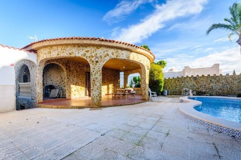 ST899: Villa à vendre dans Torrevieja, Alicante