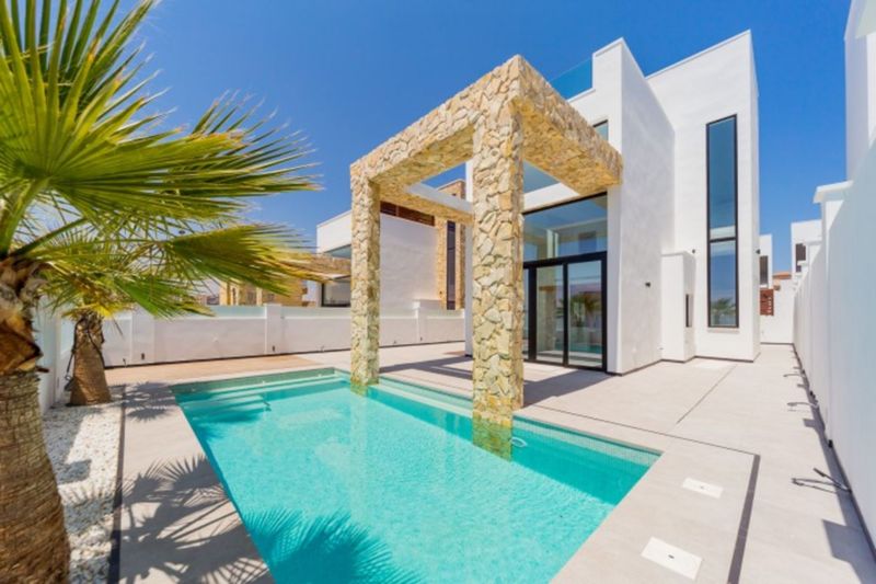 ST945: Villa à vendre dans Torrevieja, Alicante