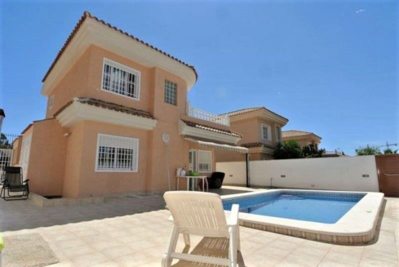 ST982: Villa à vendre dans Torrevieja, Alicante